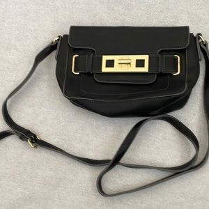 Magnetic closure Nine West crossbody